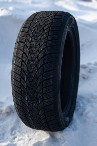 фото протектора и шины WINTERHAWKE I Шина ZMAX WINTERHAWKE I 225/40 R18 92H