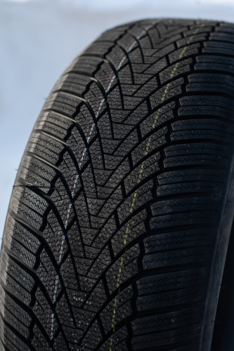 фото протектора и шины WINTERHAWKE I Шина ZMAX WINTERHAWKE I 215/55 R17 98V